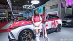 Senyum SPG Penjaga Etalase Mobil Baru di IIMS 2025