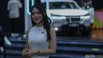 Senyum SPG Penjaga Etalase Mobil Baru di IIMS 2025