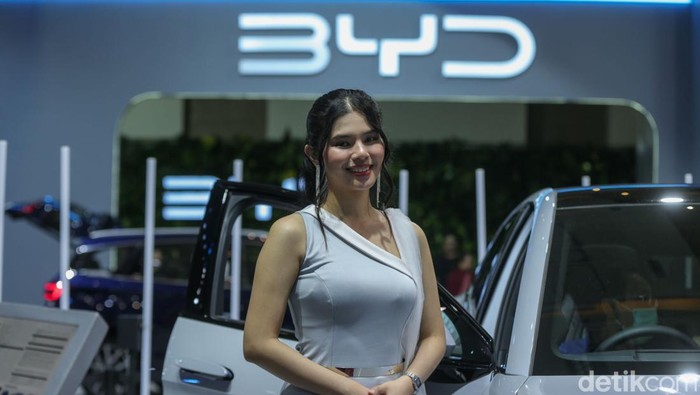 Senyum SPG Penjaga 'Etalase' Mobil Baru di IIMS 2025 Pameran mobil tidak pernah lepas dari kehadiran Sales Promotion Girl (SPG). Para SPG ini akan memberikan informasi kendaraan baru yang dipamerkan.