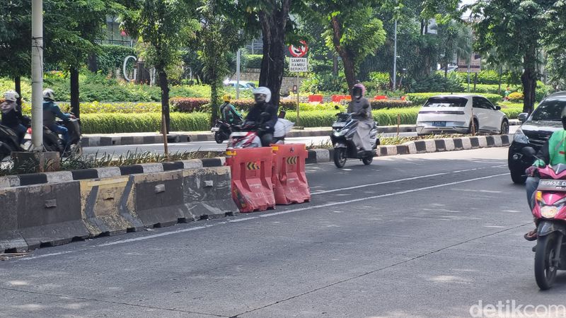 Separator busway di Jl Iskandar Muda, Jaksel, yang viral karena konon menyebabkan banyak orang celaka. Separator beton kini dilengkapi dengan separator plastik. 14 Februari 2025. (Taufiq S/detikcom)