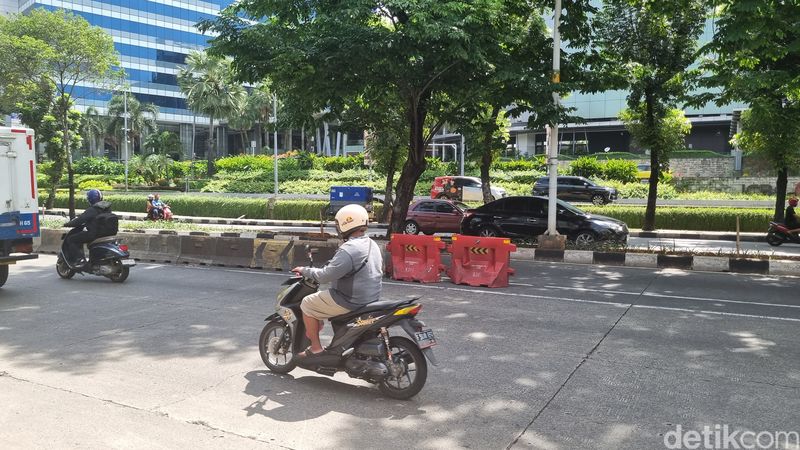 Separator busway di Jl Iskandar Muda, Jaksel, yang viral karena konon menyebabkan banyak orang celaka. Separator beton kini dilengkapi dengan separator plastik. 14 Februari 2025. (Taufiq S/detikcom)