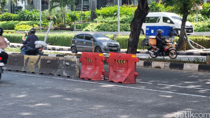 Separator busway di Jl Iskandar Muda, Jaksel, yang viral karena konon menyebabkan banyak orang celaka. Separator beton kini dilengkapi dengan separator plastik. 14 Februari 2025. (Taufiq S/detikcom)