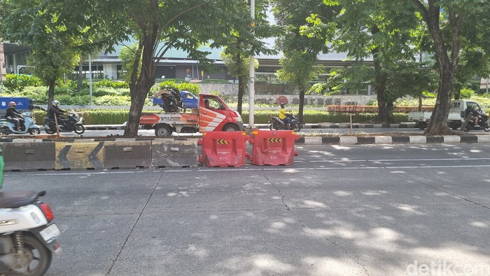 Separator busway di Jl Iskandar Muda, Jaksel, yang viral karena konon menyebabkan banyak orang celaka. Separator beton kini dilengkapi dengan separator plastik. 14 Februari 2025. (Taufiq S/detikcom)