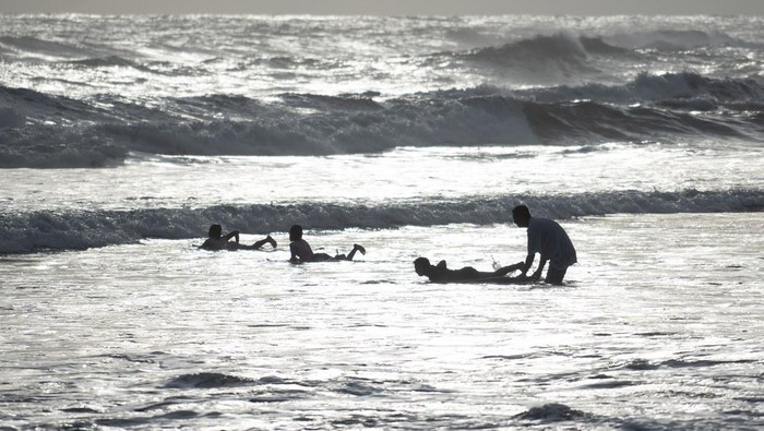 Pengunjung berselancar saat mengikuti sesi latihan di Pantai Parangtritis, Bantul, DI Yogyakarta, Kamis (13/2/2025). Surf lessons atau jasa mengajarkan teknik berselancar dengan biaya sebesar Rp250 ribu itu banyak diminati wisatawan. ANTARA FOTO/Hendra Nurdiyansyah/Spt.