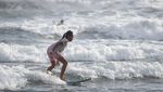 Serunya Belajar Selancar di Pantai Parangtritis