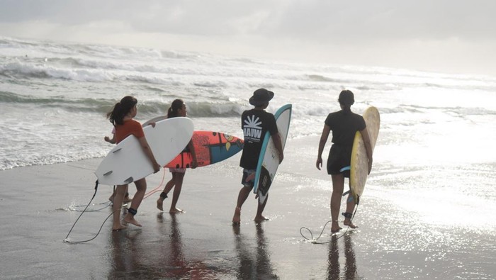 Pengunjung berselancar saat mengikuti sesi latihan di Pantai Parangtritis, Bantul, DI Yogyakarta, Kamis (13/2/2025). Surf lessons atau jasa mengajarkan teknik berselancar dengan biaya sebesar Rp250 ribu itu banyak diminati wisatawan. ANTARA FOTO/Hendra Nurdiyansyah/Spt.