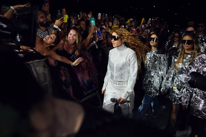 Shakira dalam Konser βLas Mujeres Ya No Lloranβ Shakira dalam Konser βLas Mujeres Ya No Lloranβ