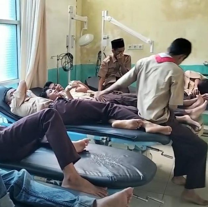 Siswa SMK 1 Lubuk Sikaping yang dilarikan ke rumah sakit usai keracunan makanan (Foto: Istimewa)