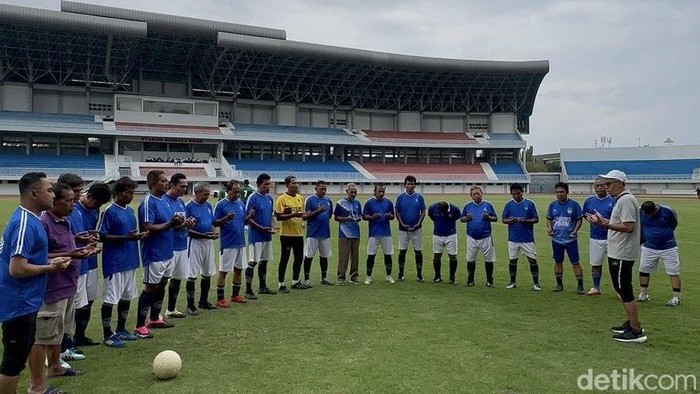 Suasana doa bersama PSIM Legend di Stadion Mandala Krida, Kota Jogja, Jumat (14/2/2025).