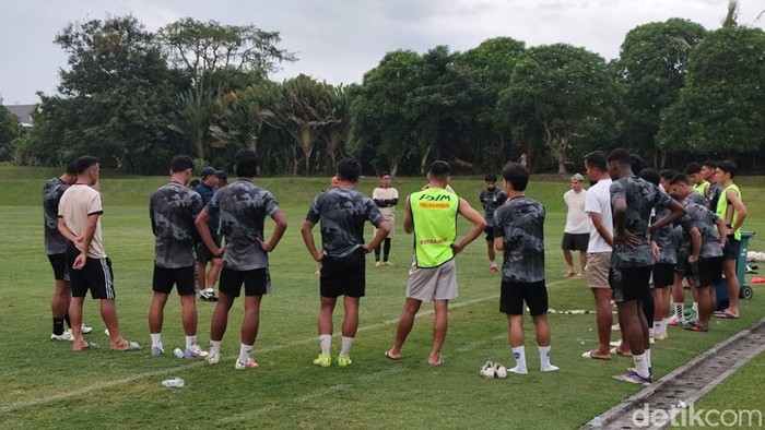 Suasana latihan PSIM Jogja di Lapangan Yogyakarta Independent School (YIS), Mlati, Sleman, DIY, Jumat (14/2/2025).