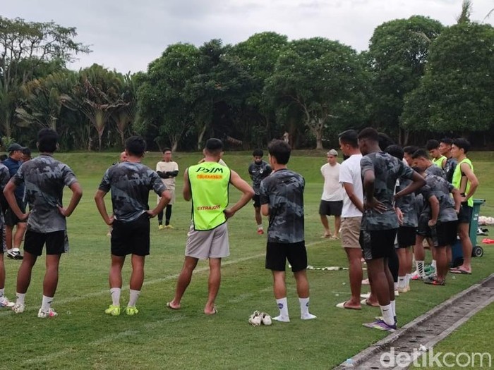 Suasana latihan PSIM Jogja di Lapangan Yogyakarta Independent School (YIS), Mlati, Sleman, DIY, Jumat (14/2/2025).