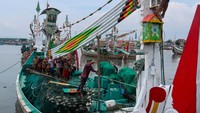 Sejumlah nelayan memperbaiki kapal di Pelabuhan Perikanan Muncar, Banyuwangi, Jawa Timur, Jumat (15/1/2025).