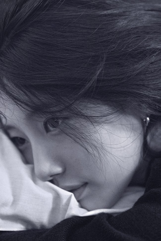 Lagu ‘Come Back’ semakin dinantikan karena menandai comeback Suzy bermusik setelah dua tahun. Dia terlibat dalam pemilihan konsepnya bersama Kang Hyun Min, produser yang juga menggarap dua lagu Suzy sebelumnya, Cape dan Satellite. Foto: dok. Twitter @soop_ent