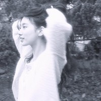 Di akhir tahun 2025, penggemar juga dapat menantikan penayangan drama Korea Netflix, Genie Make A Wish yang dibintangi Suzy bersama Kim Woo Bin. Foto: dok. Twitter @soop_ent