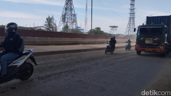 Tanah berserakan memicu debu beterbangan di Jalan RE Martadinata, Tanjung Priok, Jakarta Utara (Jakut). Warga mengeluhkan banyaknya debu yang mengganggu. (MI Fawdi/detikcom)