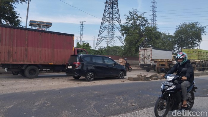 Tanah berserakan memicu debu beterbangan di Jalan RE Martadinata, Tanjung Priok, Jakarta Utara (Jakut). Warga mengeluhkan banyaknya debu yang mengganggu. (MI Fawdi/detikcom)