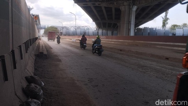 Keluhan Warga Dekat JIS Gara-gara Jalan Diselimuti Debu Beterbangan