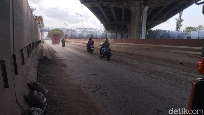 Tanah berserakan memicu debu beterbangan di Jalan RE Martadinata, Tanjung Priok, Jakarta Utara (Jakut). Warga mengeluhkan banyaknya debu yang mengganggu. (MI Fawdi/detikcom)