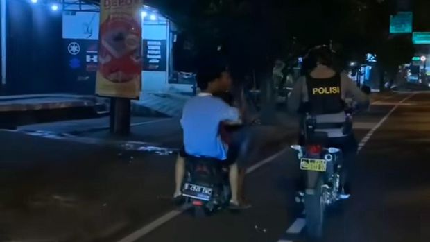 Tangkapan layar video viral ABG korban tawuran dibacok di Jalan Juanda, Depok.