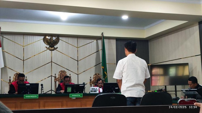 Terdakwa kasus korupsi Bank Jambi, Leo Darwin saat divonis hakim.