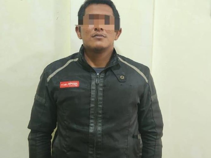 Tersangka EC saat diperiksa di Subdit IV Ditreskrimum Polda Kepri.