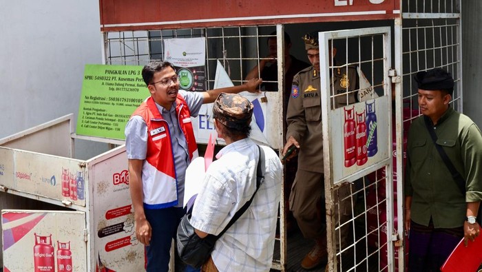 Tim Pengawas Terpadu Disperindag Provinsi Bali menggelar inspeksi mendadak (sidak) ke sejumlah pangkalan dan sub pangkalan LPG 3 kg di Badung, Kamis (13/2/2025). (Foto: Dok. Istimewa)