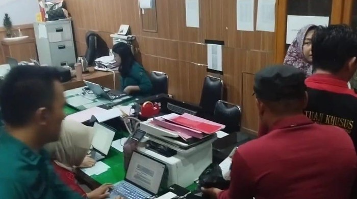 Kejari Bengkulu Utara melakukan penggeledahan di sejumlah ruangan kantor Sekretaris DPRD Bengkulu Utara.