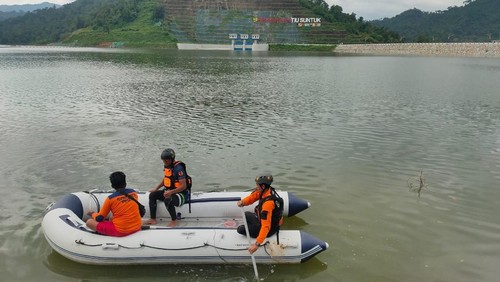 Tim SAR gabungan mencari bocah berumur 6 tahun, Fitrah Ramadhansyah, yang hilang akibat tertimbun longsor di Bendungan Tiu Suntuk, Sumbawa Barat, NTB, saat memancing ikan. (Istimewa)