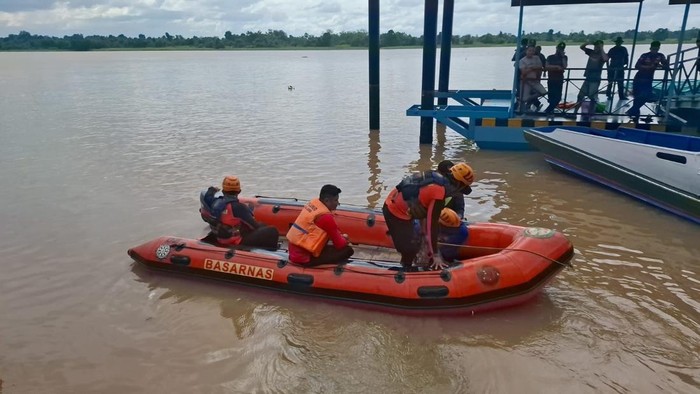 Tim SAR melakukan persiapan mencari korban hilang dalam peristiwa pompong terbakar di Tanjabtim, Jambi