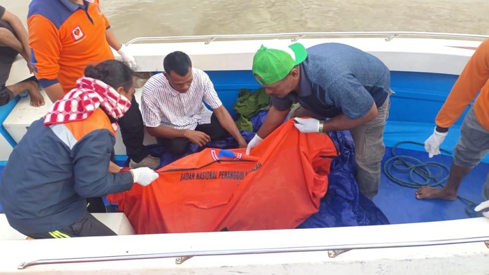Tim SAR mengevakuasi mayat korban speedboat tenggelam di Bulungan.