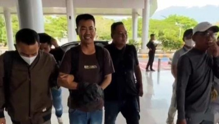 Tim Tabur Kejati Sumsel saat menangkap Andy Mulya, DPO Pencurian