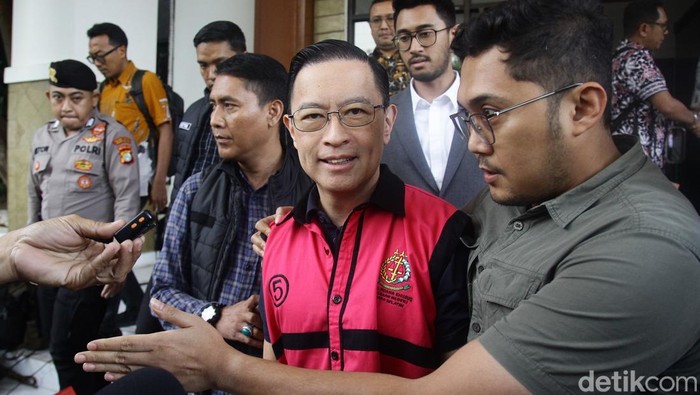 Thomas Lembong dihadirkan dalam pelimpahan berkas penyidikan (P21) ke Kejari Jakarta Pusat. Menteri Perdagangan periode 2015-2016 itu memakai rompi tahanan.
