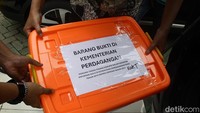 Sejumlah barang bukti diserahkan. 
