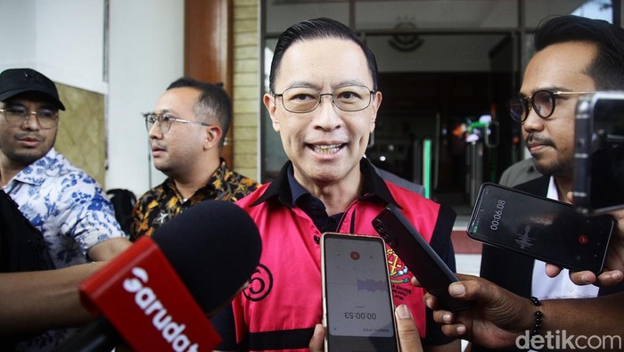 Tom Lembong Dihadirkan Saat Pelimpahan Berkas P21 ke Kejari Jakpus Thomas Lembong dihadirkan dalam pelimpahan berkas penyidikan (P21) ke Kejari Jakarta Pusat. Menteri Perdagangan periode 2015-2016 itu memakai rompi tahanan.