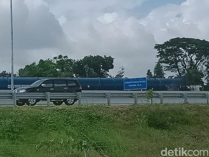 Truk pengangkut tabung raksasa parkir di tol Jogja-Solo Desa Pepe, Kecamatan Ngawen, Klaten, Kamis (14/2/2025).