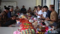 Pembacaan doa bersama di masjid dalam tradisi Pesta Adat Ruah.