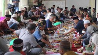 Tradisi nganggung makan bersama bedulang.