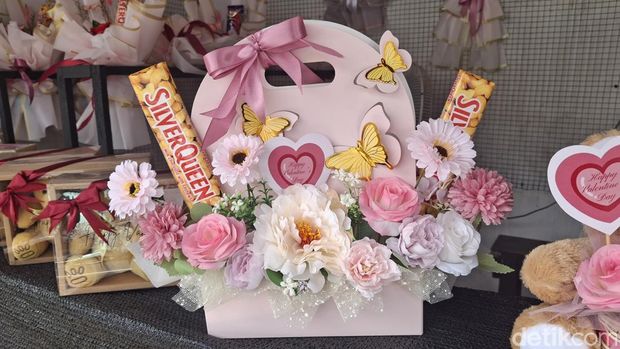 Usaha buket bunga dan cokelat di Denpasar raup cuan di Hari Valentine, Jumat (14/2/2025).