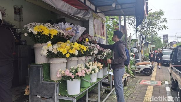 Usaha buket bunga dan cokelat di Denpasar raup cuan di Hari Valentine, Jumat (14/2/2025).