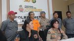 Senyum Tipis Vadel Badjideh Berbaju Tahanan