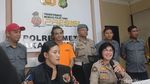 Senyum Tipis Vadel Badjideh Berbaju Tahanan