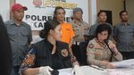 Senyum Tipis Vadel Badjideh Berbaju Tahanan