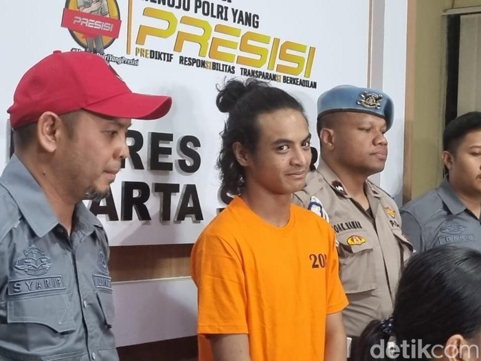 Vadel Badjideh berbaju tahanan di Mapolres Metro Jakarta Selatan (Taufiq Syarifudin/detikcom) Vadel Badjideh berbaju tahanan di Mapolres Metro Jakarta Selatan (Taufiq Syarifudin/detikcom)