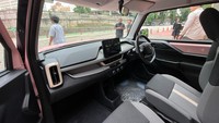 Interior VF 3 menghadirkan nuansa modern dan nyaman dengan sistem hiburan layar sentuh 10 inci yang besar dan kabin yang bisa memuat hingga 4 penumpang. Foto: Luthfi Anshori/detikOto