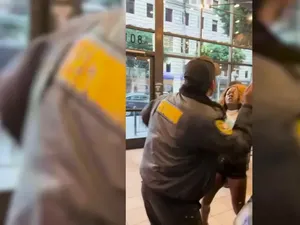 Wanita Ini Diusir dan Ditampar Satpam Saat Pesan Makan di Restoran