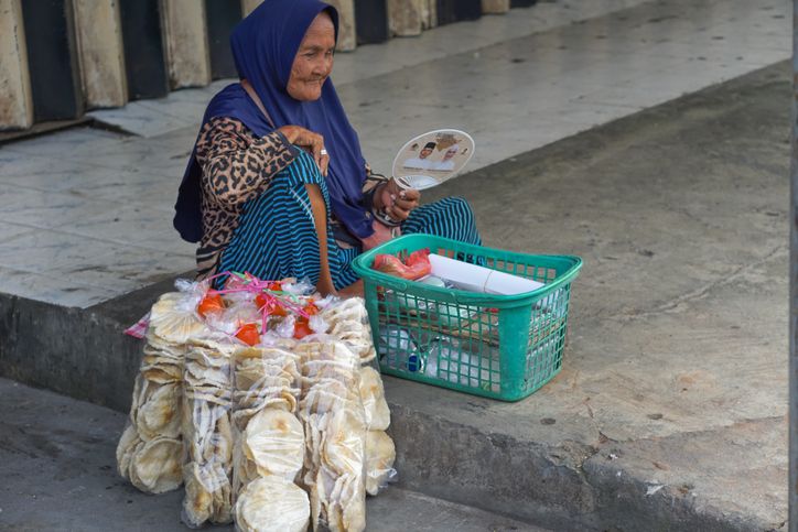 Wanita Ini Merasa 'Termakan' Rayuan Kakek Penjual Kerupuk
