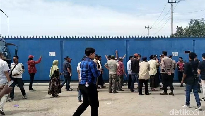 Warga Desa Cimohong, Kecamatan Bulakamba, Kabupaten Brebes, menggelar aksi aksi demo menuntut ganti rugi pencemaran limbah pabrik PT Daehan Global Brebes, Jumat (14/2/2025) sore.