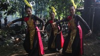 Tradisi yang digelar secara turun temurun dengan penyembelihan sebanyak 150 ekor ayam, menguras dan membersihkan sendang tersebut dilakukan setiap tahun pada Jumat Pahing berdasarkan penanggalan Jawa.