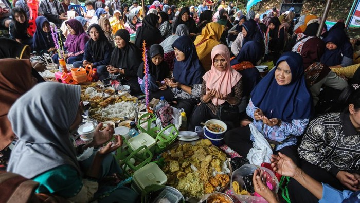 Warga saling siram saat mencari ikan lele dan menguras sendang (mata air) dalam tradisi Kirab Budaya dan Sadranan Sendang Gede Pucung di Semarang, Jawa Tengah, Jumat (14/2/2025).Tradisi yang digelar secara turun temurun dengan penyembelihan sebanyak 150 ekor ayam, menguras dan membersihkan sendang tersebut dilakukan setiap tahun pada Jumat Pahing berdasarkan penanggalan Jawa sebagai simbol pembersihan diri sebelum menyambut bulan suci Ramadhan sekaligus melestarikan budaya leluhur. ANTARA FOTO/Makna Zaezar/rwa.