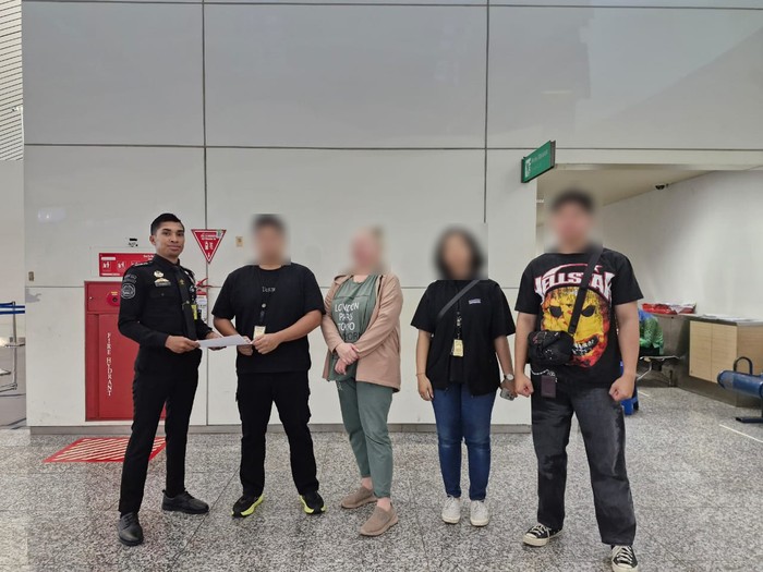 Warga Rusia berinisial NK ditangkap petugas imigrasi di Bandara Internasional I Gusti Ngurah Rai, Bali, Minggu (9/2/2025). (Foto: Dok. Imigrasi Ngurah Rai)